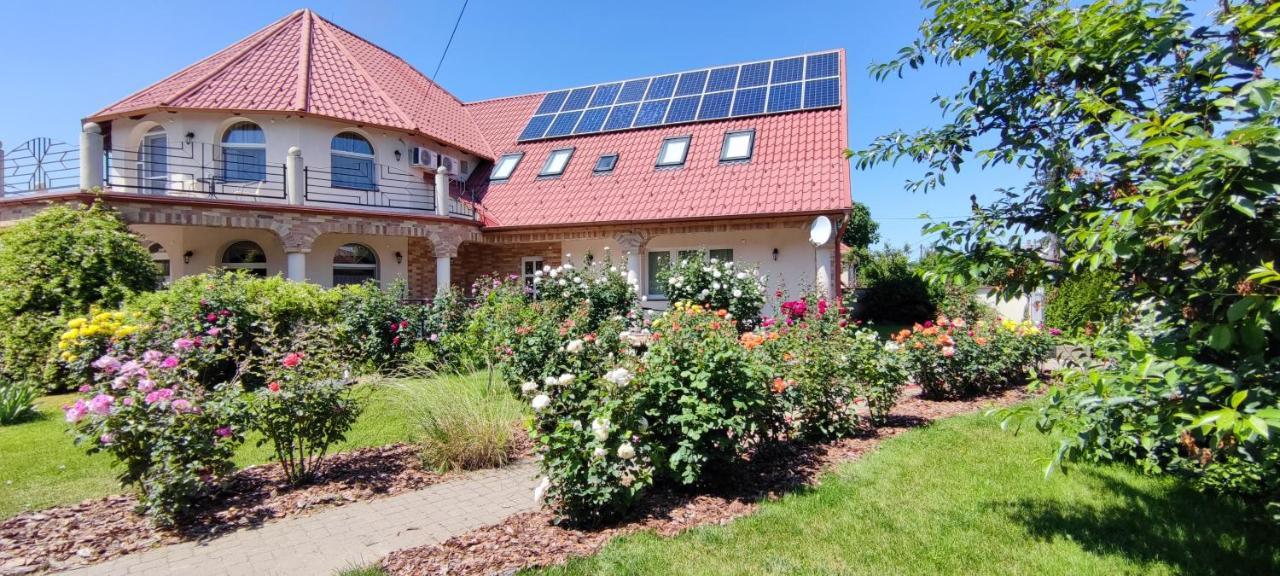 Village Garden Family Guest House Tiszakanyar Exterior photo